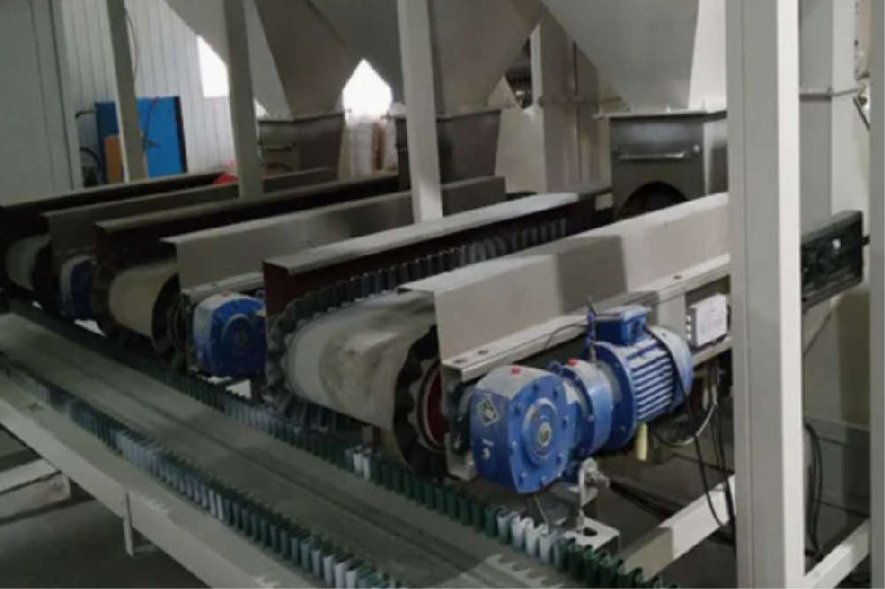 化工廠皮帶定量給料機現(xiàn)場